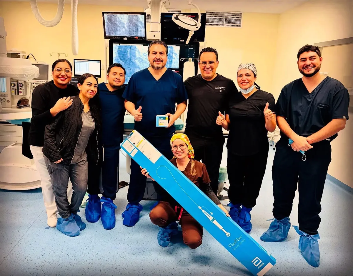 Equipo de cardiología intervencionista en Querétaro en la sala de hemodinamia tras un implante de válvula