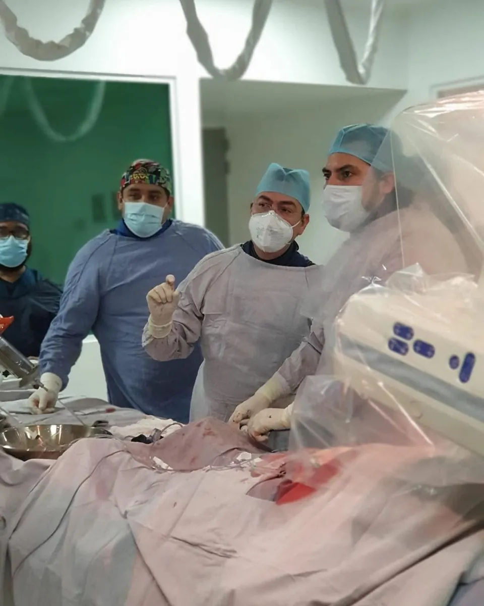 Equipo de cardiología intervencionista durante un procedimiento TAVI en sala de hemodinamia en Querétaro