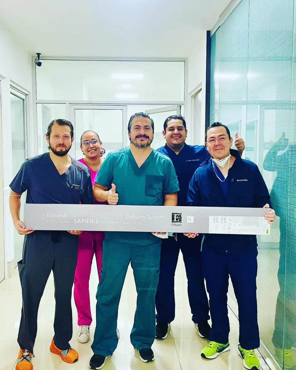 Equipo médico de TAVI en Querétaro con el sistema de liberación de la válvula transcatéter
