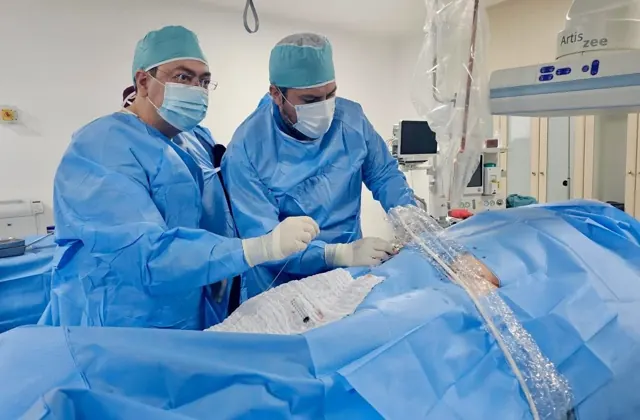 Cardiólogos intervencionistas realizando un TAVI en una sala de hemodinamia en Querétaro